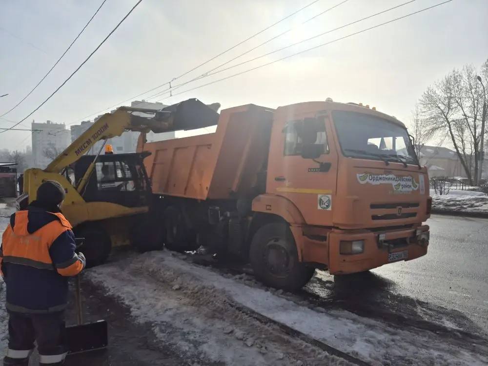 В Уфе продолжаются работы по уборке после зимнего периода В Уфе продолжаются работы по уборке после зимнего периода