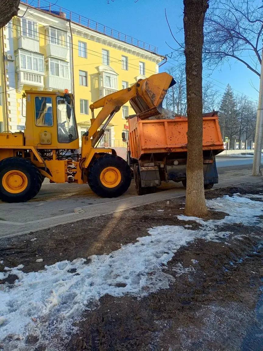 В Уфе продолжаются работы по уборке после зимнего периода В Уфе продолжаются работы по уборке после зимнего периода