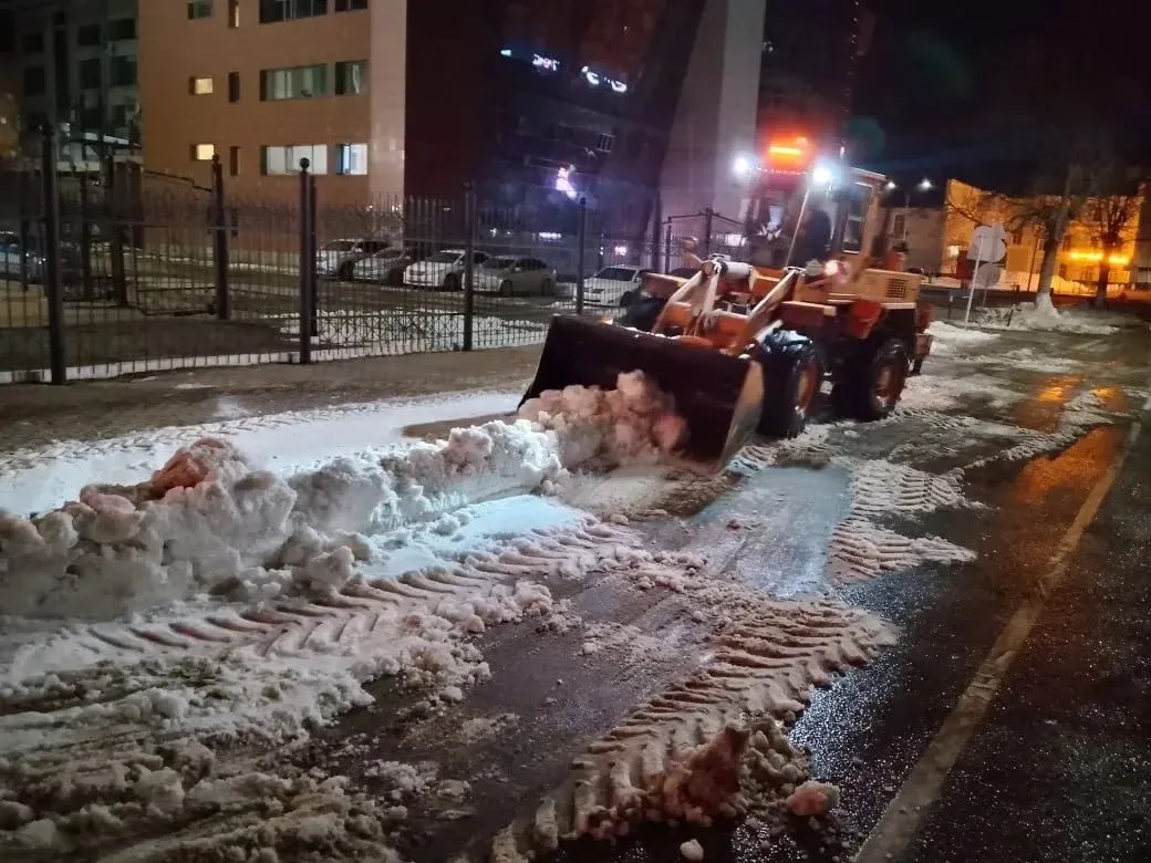Трудовую неделю городские коммунальные службы открывают с весеннего фронта работ