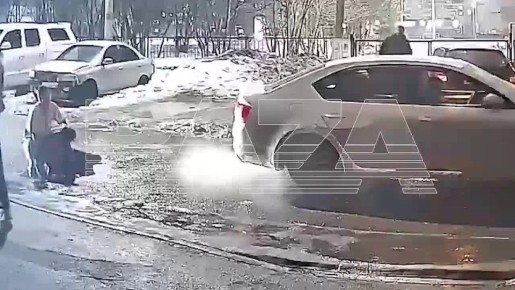 В Уфе пьяный водитель намеренно сбил пешехода, а затем избил его из-за замечания — за пострадавшего вступились случайные прохожие и вызвали скорую