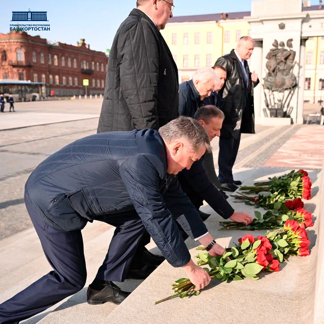 Участники заседания комиссий Парламентского Собрания Союза Беларуси и России и представители Правительства Башкортостана возложили цветы к памятнику Шаймуратову в Уфе Участники заседания комиссий Парламентского Собрания Союза Беларуси и России и представители Правительства Башкортостана возложили цветы к памятнику Шаймуратову в Уфе