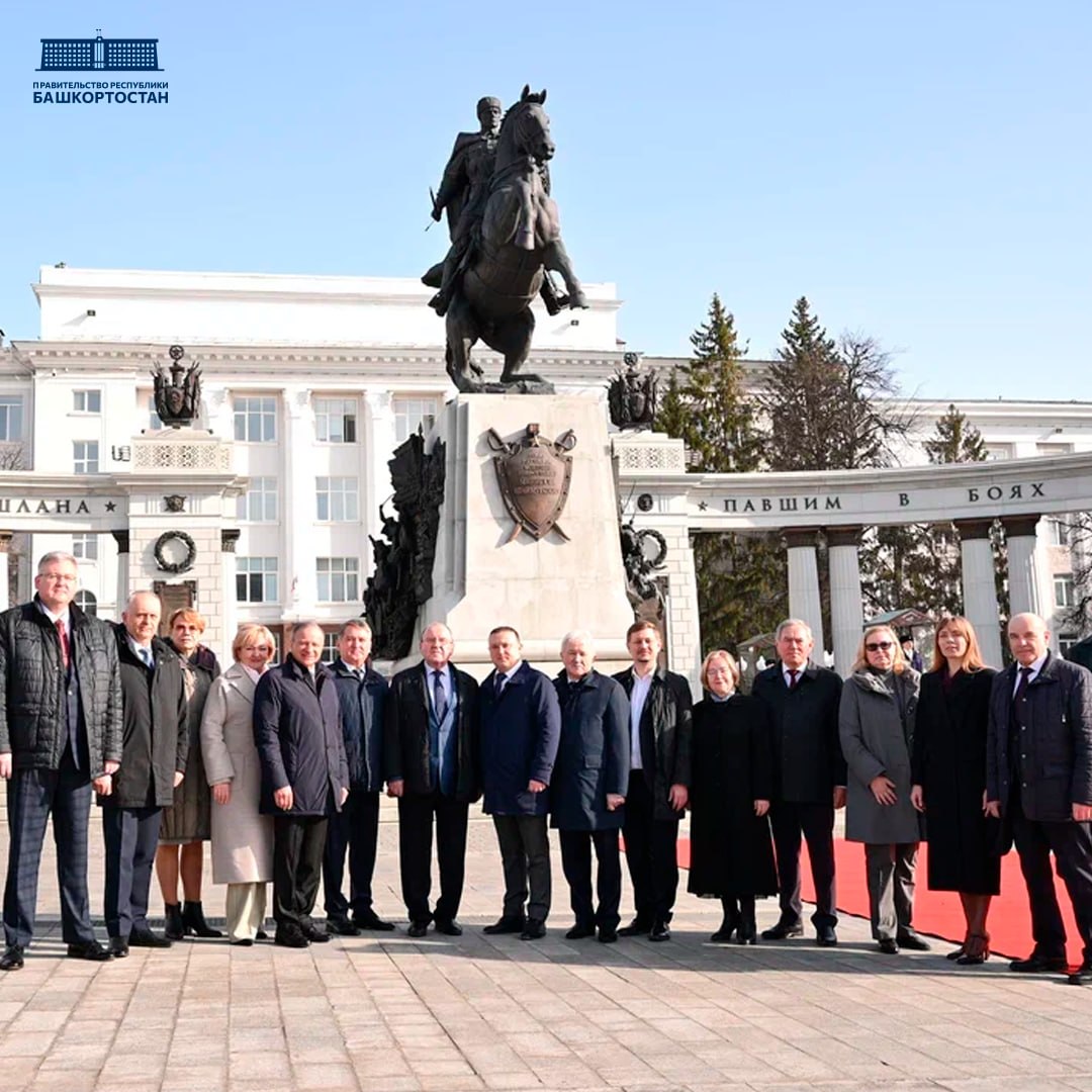 Участники заседания комиссий Парламентского Собрания Союза Беларуси и России и представители Правительства Башкортостана возложили цветы к памятнику Шаймуратову в Уфе Участники заседания комиссий Парламентского Собрания Союза Беларуси и России и представители Правительства Башкортостана возложили цветы к памятнику Шаймуратову в Уфе