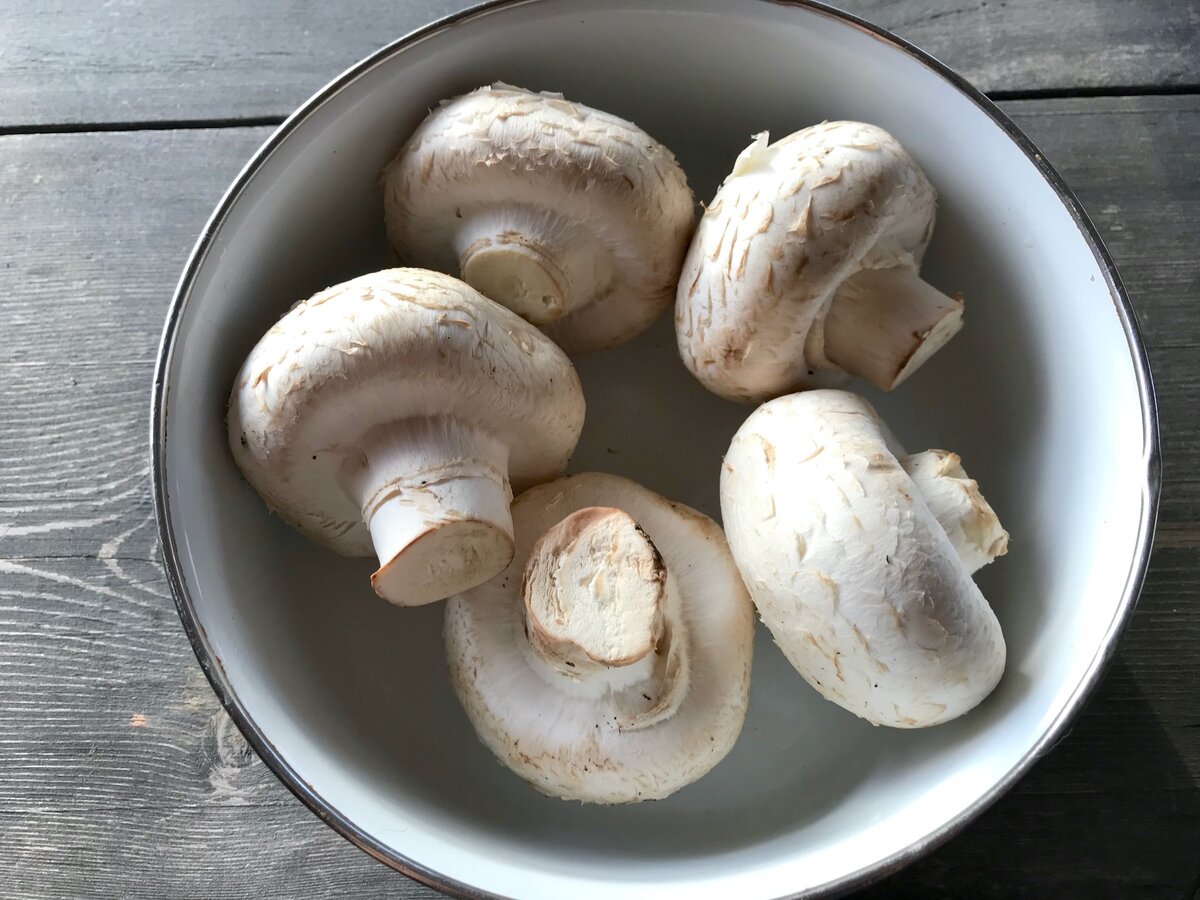 Легкий жюльен из шампиньонов: простой и вкусный рецепт для гостей