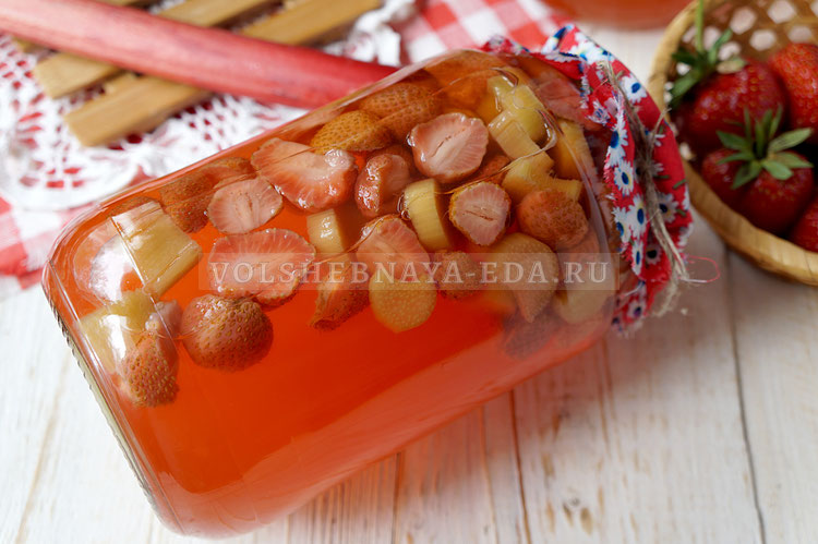 Сладкий компот из клубники и ревеня, который разнообразит зимнее меню