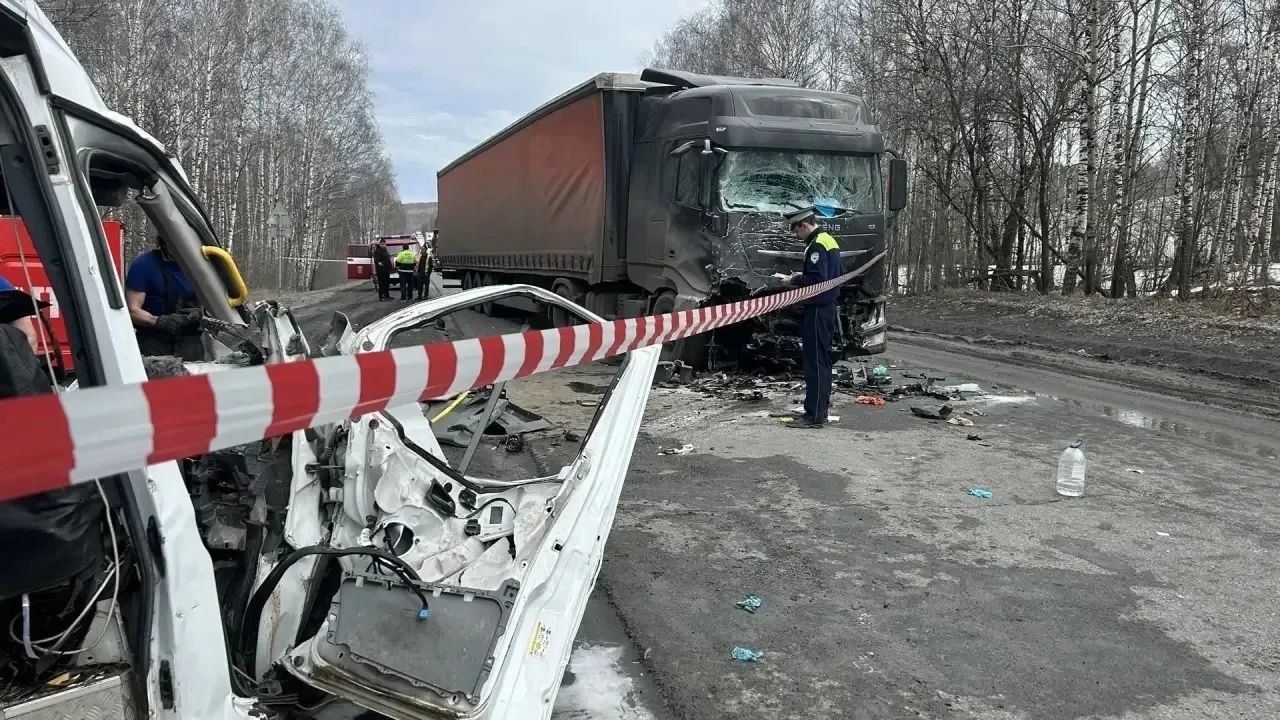 Микроавтобус попал в смертельное ДТП Микроавтобус попал в смертельное ДТП