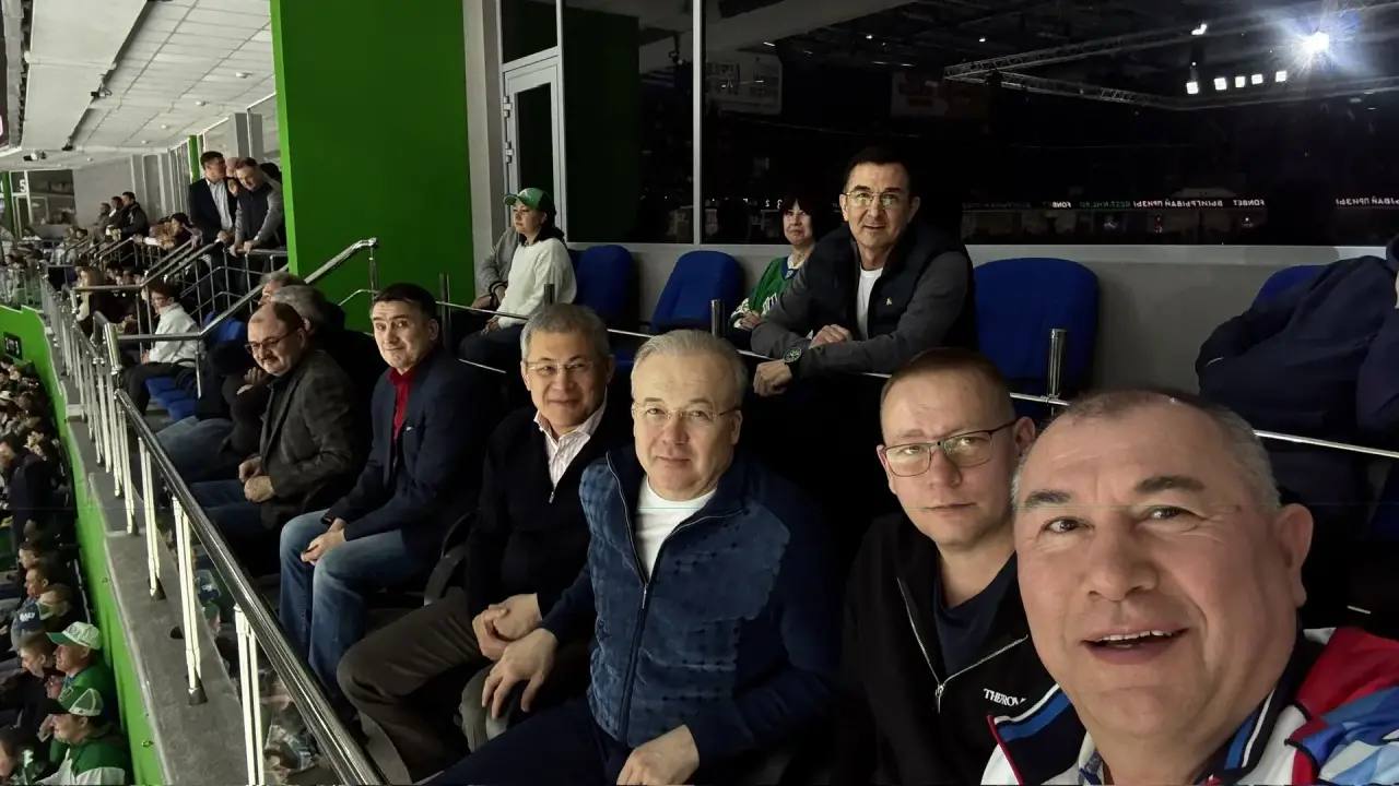 Радий Хабиров с Андреем Назаровым посетили 200-й матч команды «Салават Юлаев» в плей-офф КХЛ, который команда отметила яркой победой! Подробности