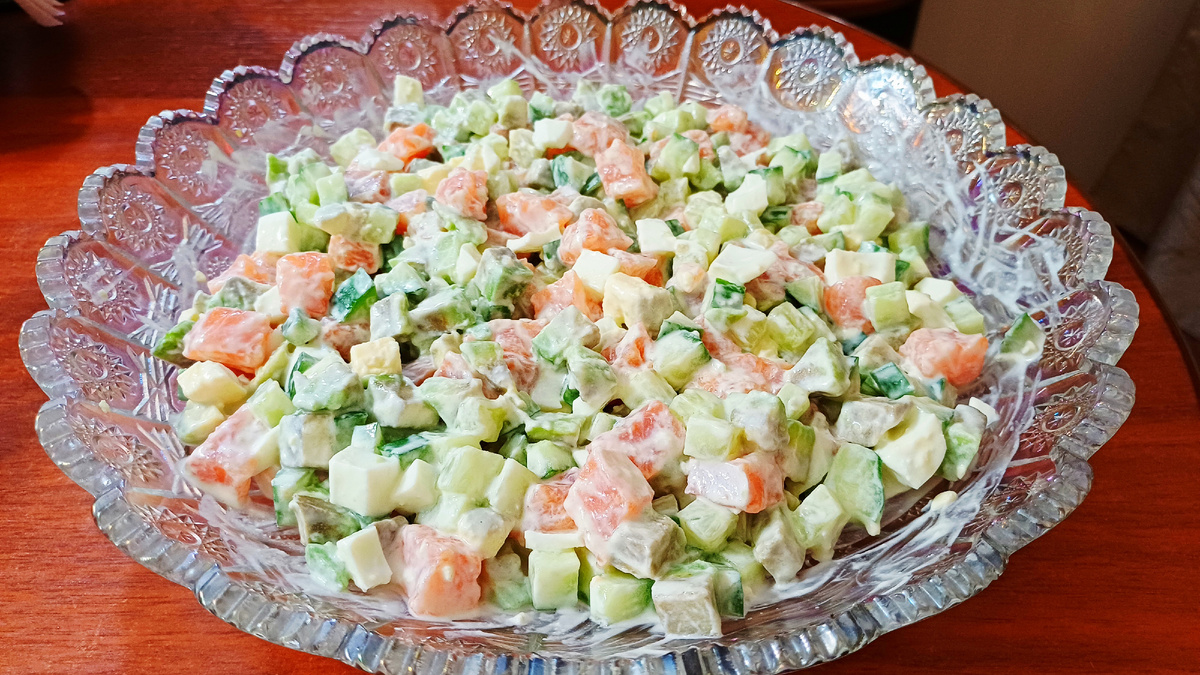 Оливье с красной рыбой и авокадо: традиции в новом свете