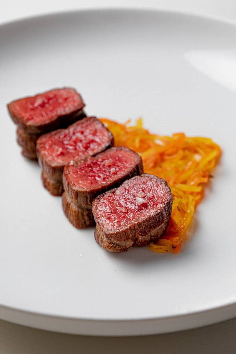 Говяжья вырезка с морковью: Чудо гастрономии в Twins Garden