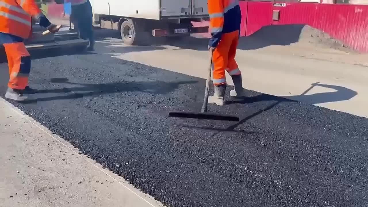 В Шакше начали ямочный ремонт на улице Советов