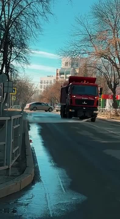 Коммунальные службы продолжают наводить чистоту и порядок