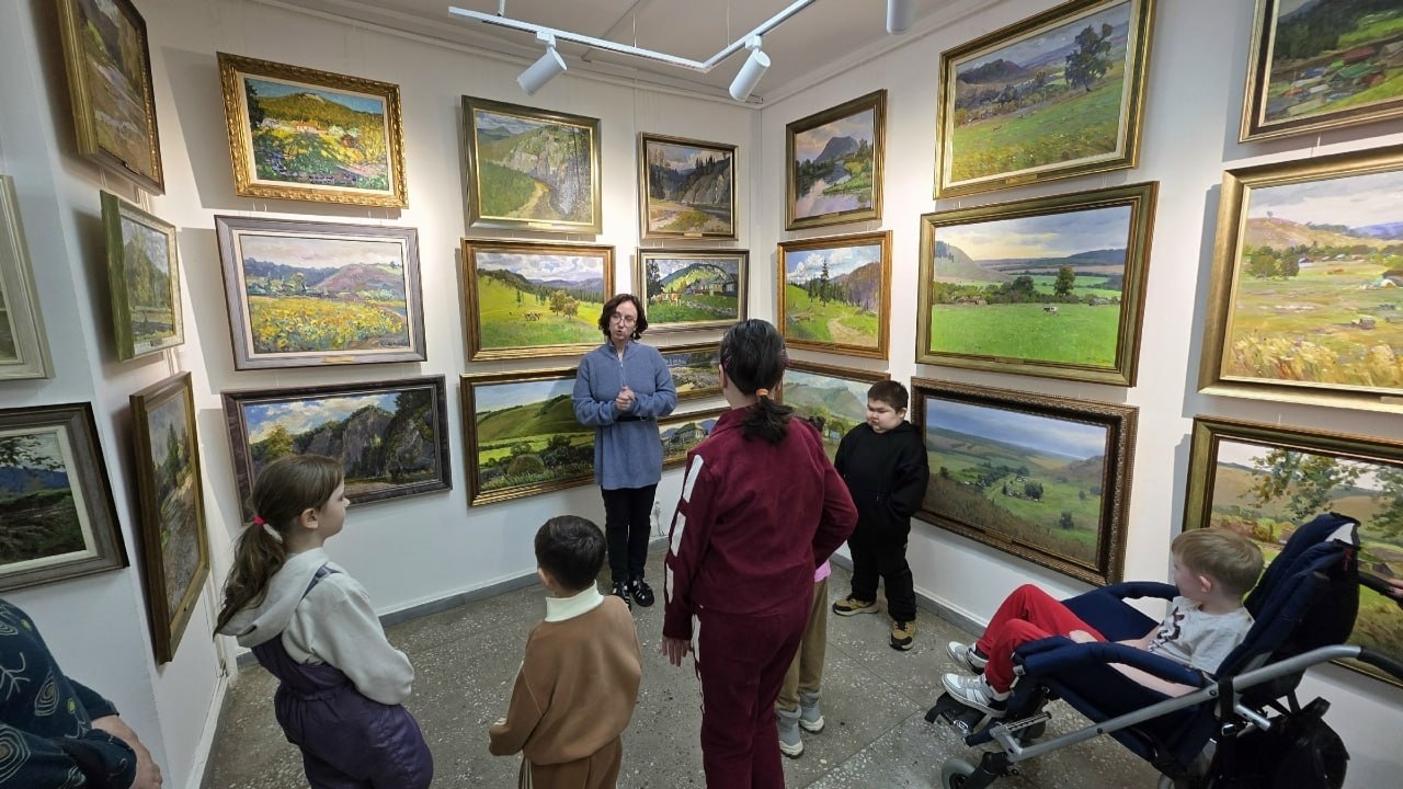 Участники грантового проекта «Вокальная мультстудия «Калейдоскоп» посетили картинную галерею Участники грантового проекта «Вокальная мультстудия «Калейдоскоп» посетили картинную галерею