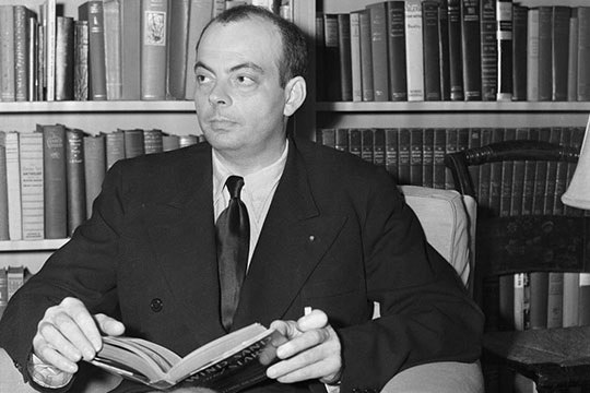 «Первое апреля — это единственный день в году, когда принято друг друга обманывать. Ибо всем известно, что в течение остальных трехсот шестидесяти четырех дней принято говорить одну только правду»