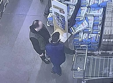 Подменял ценники и выносил товар