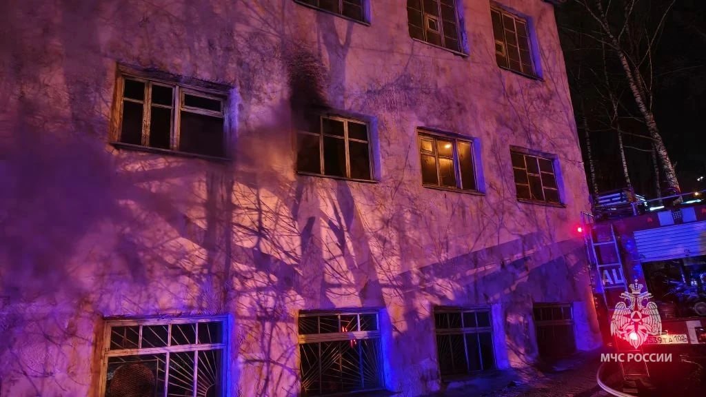 25 спасенных в Белорецке. Вечером 4 апреля загорелось здание бытового обслуживания на улице Точисского