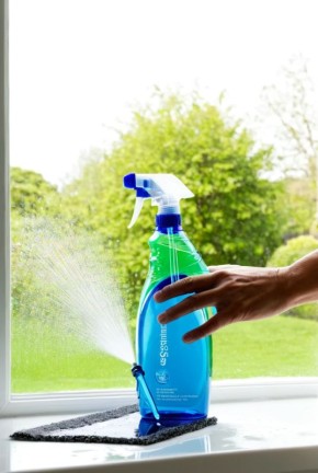 Как выбрать идеальное средство для мытья стекол без разводов