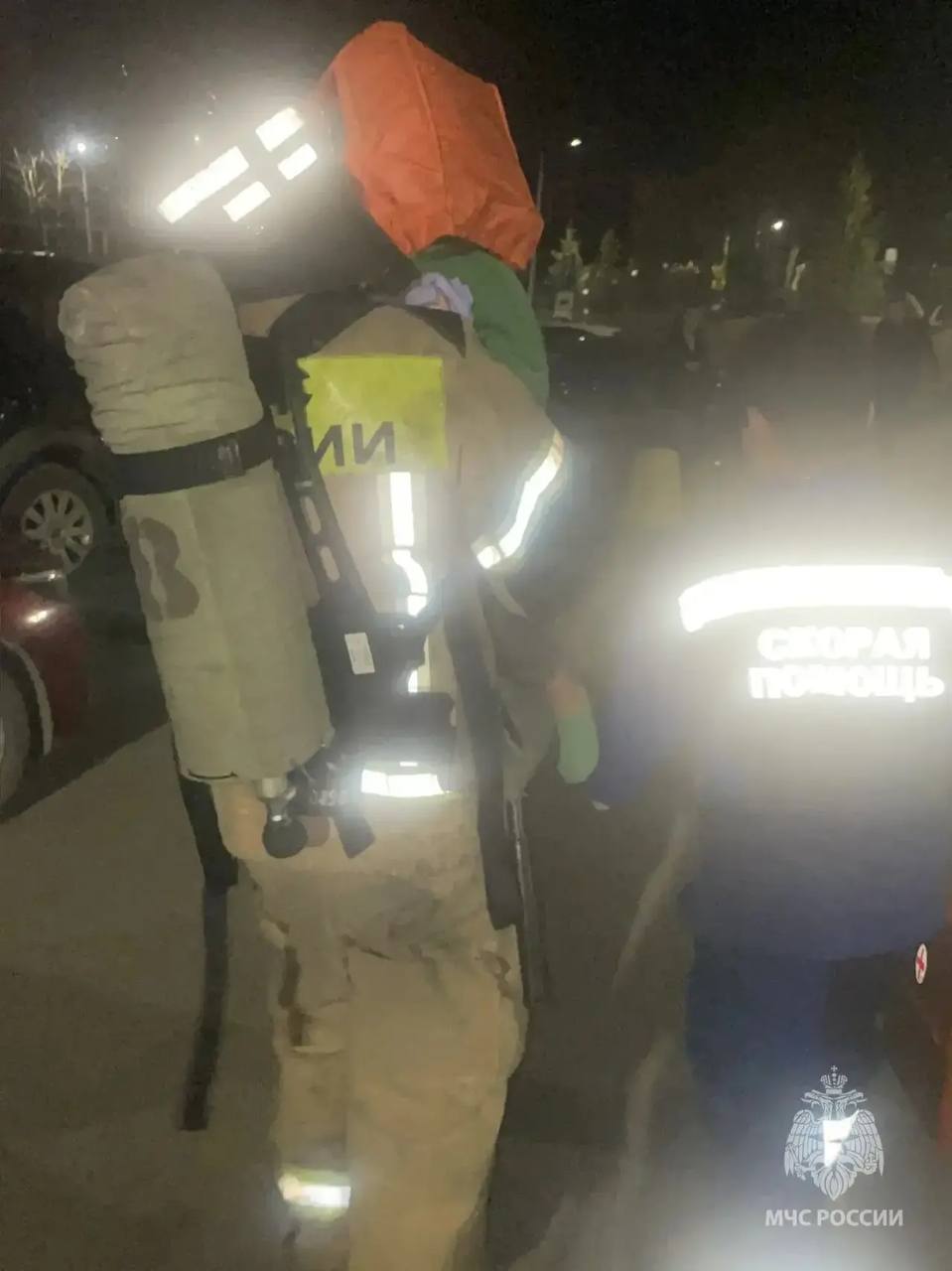 Из горящей высотки вытащили 18 человек Из горящей высотки вытащили 18 человек