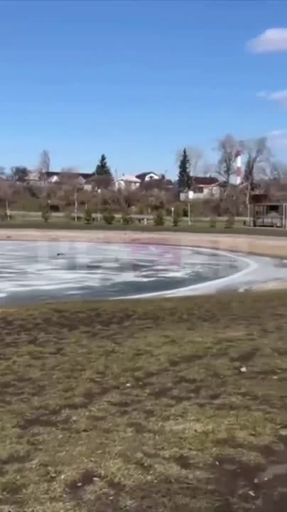 Школьница пыталась спасти рыбака, который лежал на полурастаявшем озере в Уфе, и сама провалилась под лёд