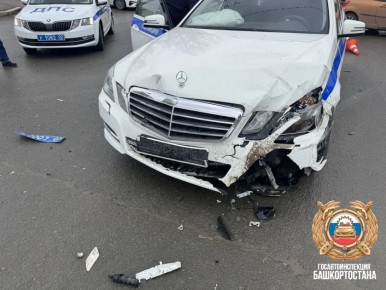 "Мерседес" ГИБДД попал в аварию в Уфе