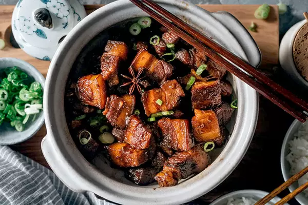 Хуншао Жоу: искусство красного тушения свинины с изысканной глазурью