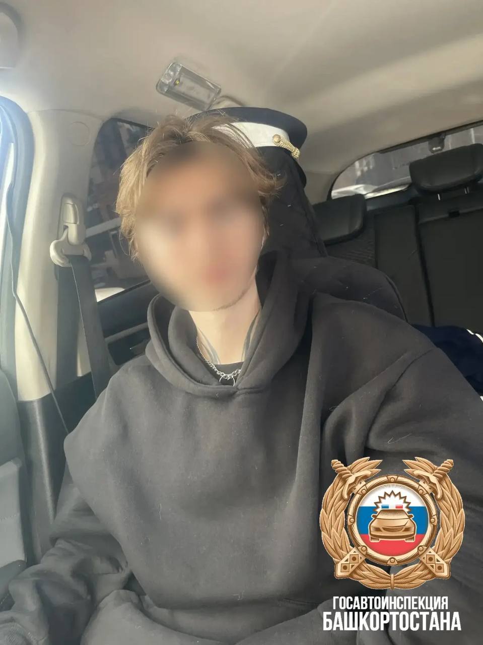 В Уфе водитель прокатил на капоте «Мицубиси Лансер» двух полуобнажённых девушек В Уфе водитель прокатил на капоте «Мицубиси Лансер» двух полуобнажённых девушек