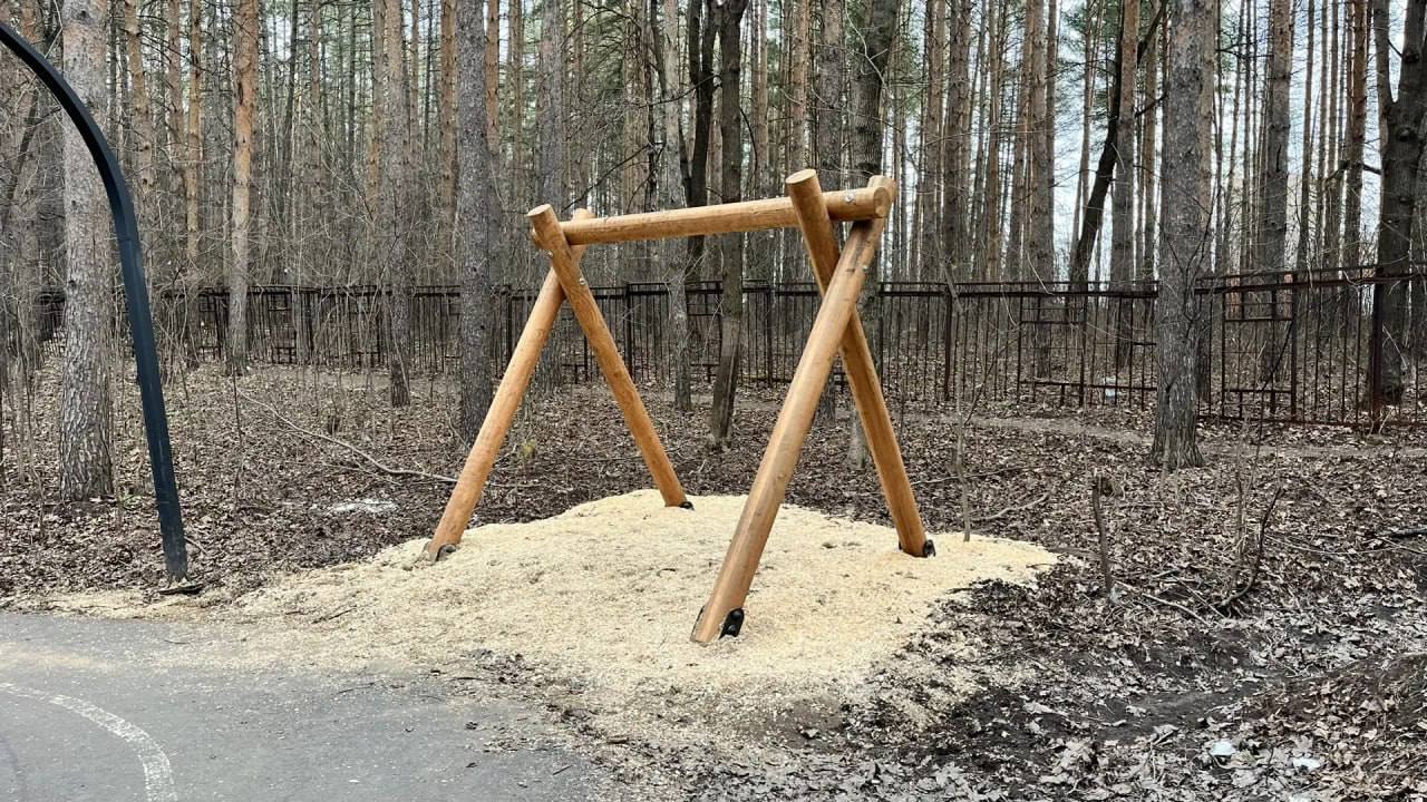 На маршруте тропы «Висячий камень» пропали качели, которые установили для отдыхающих