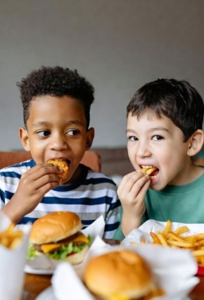 Почему дети выбирают фастфуд вместо супов и каш?