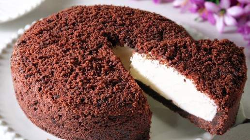 Легкий и воздушный сметанник: нежный торт без выпечки