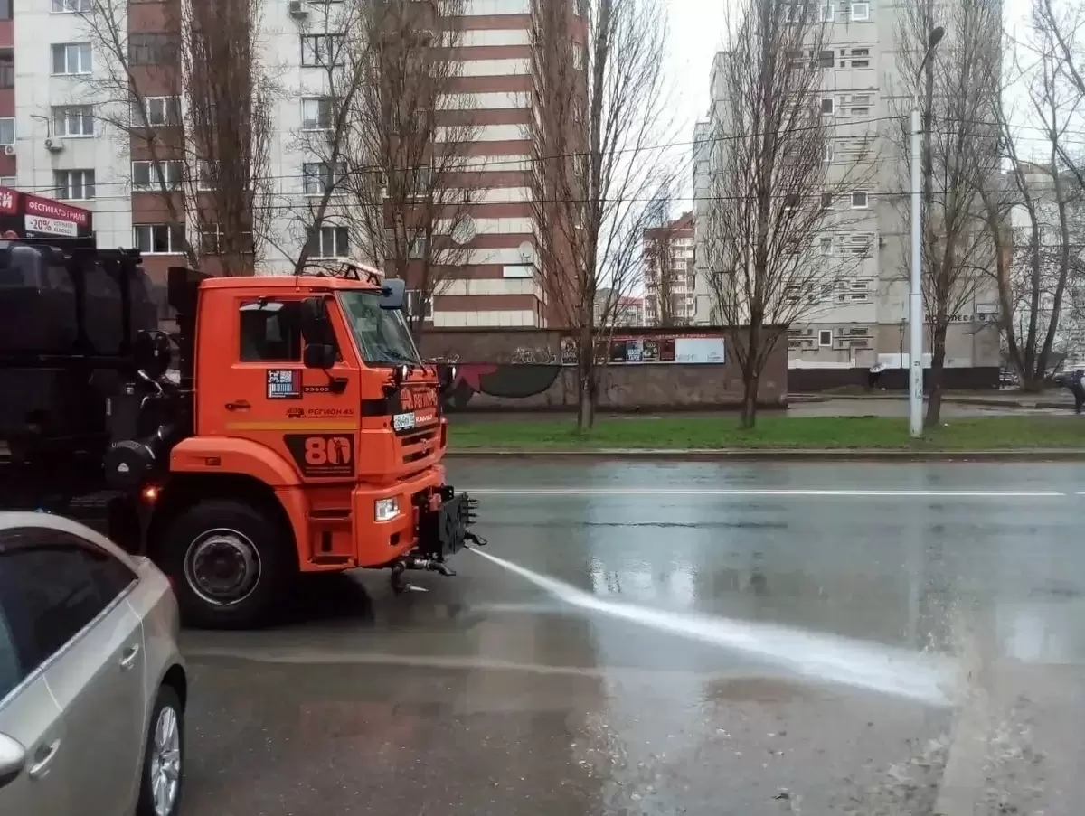 Почему дороги моют под дождем? Ответы жителей
