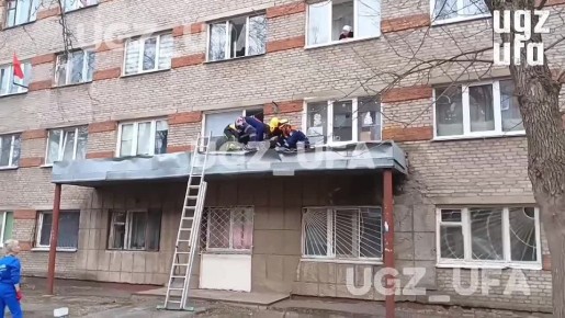 58-летняя уфимка выпала из окна третьего этажа