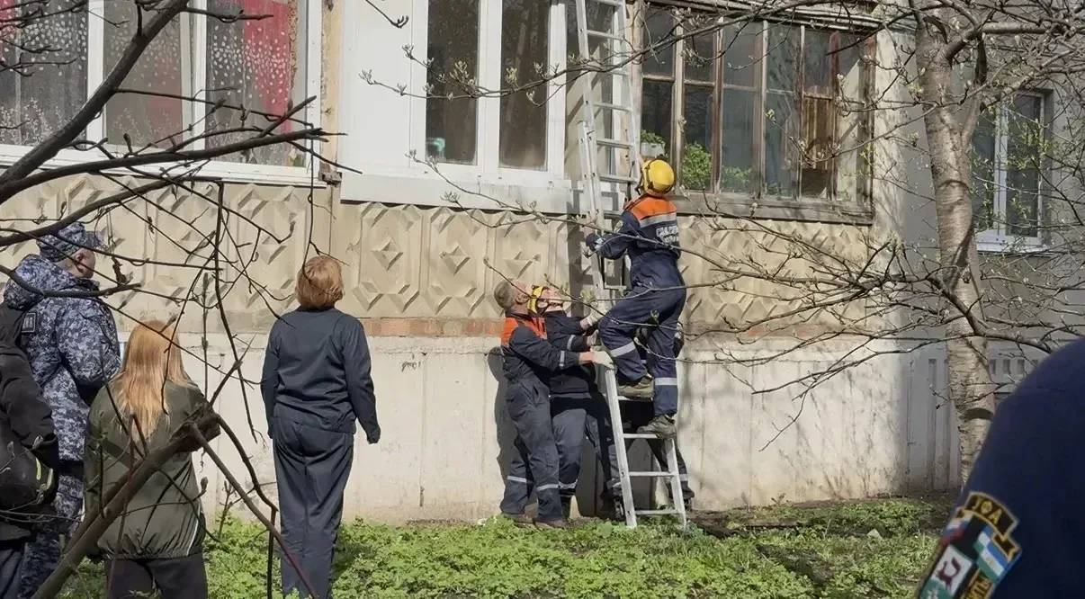 В Уфе на улице Шота Руставели заметили женщину, свисающую с балкона третьего этажа