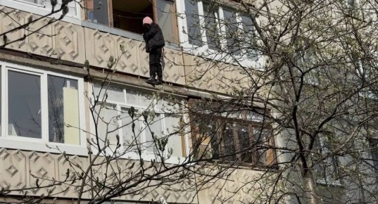 В Уфе спасли женщину, свисавшую с балкона