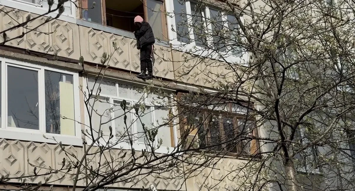 В Уфе на улице Шота Руставели заметили женщину, свисающую с балкона третьего этажа В Уфе на улице Шота Руставели заметили женщину, свисающую с балкона третьего этажа