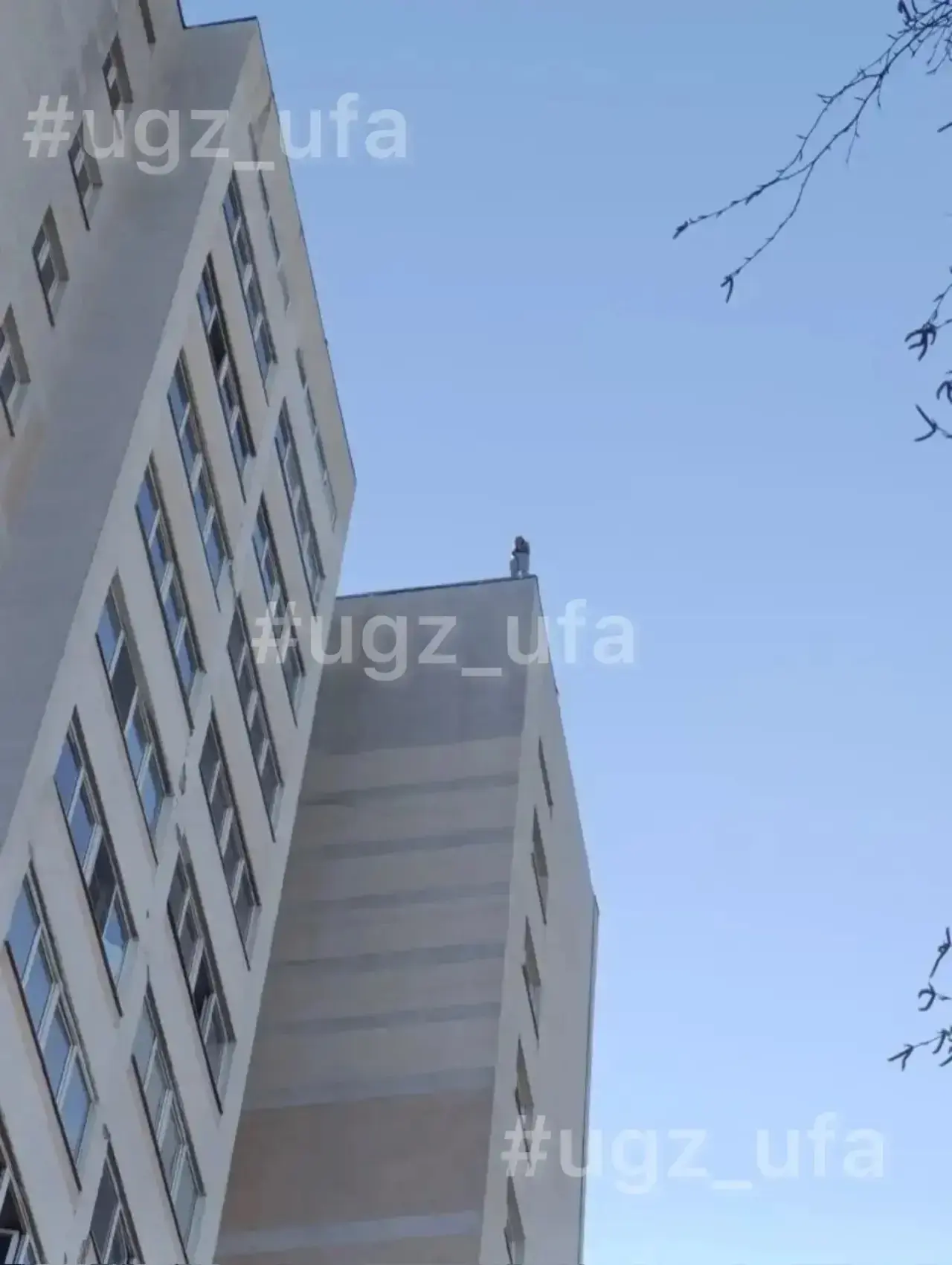 В Уфе на крыше многоэтажки очевидцы заметили девушку