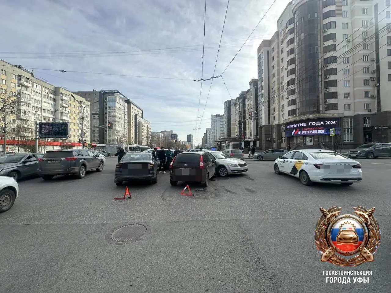 В Уфе произошло массовое ДТП с тремя машинами В Уфе произошло массовое ДТП с тремя машинами