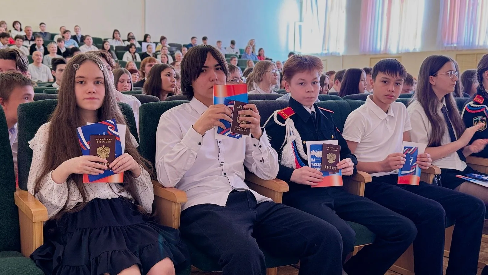 Главный документ: 120 юных салаватцев получили паспорта в торжественной обстановке Главный документ: 120 юных салаватцев получили паспорта в торжественной обстановке