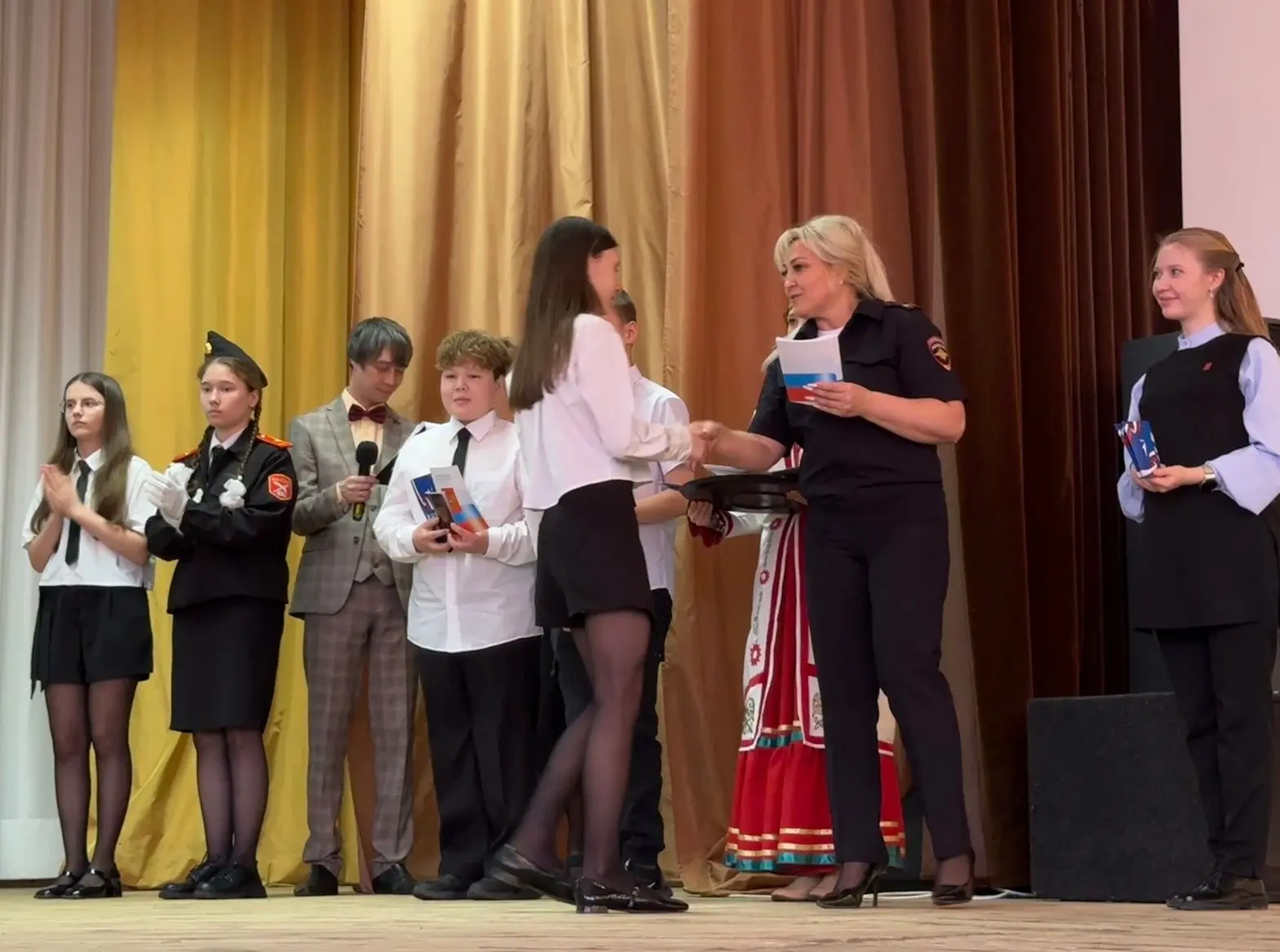 Главный документ: 120 юных салаватцев получили паспорта в торжественной обстановке Главный документ: 120 юных салаватцев получили паспорта в торжественной обстановке