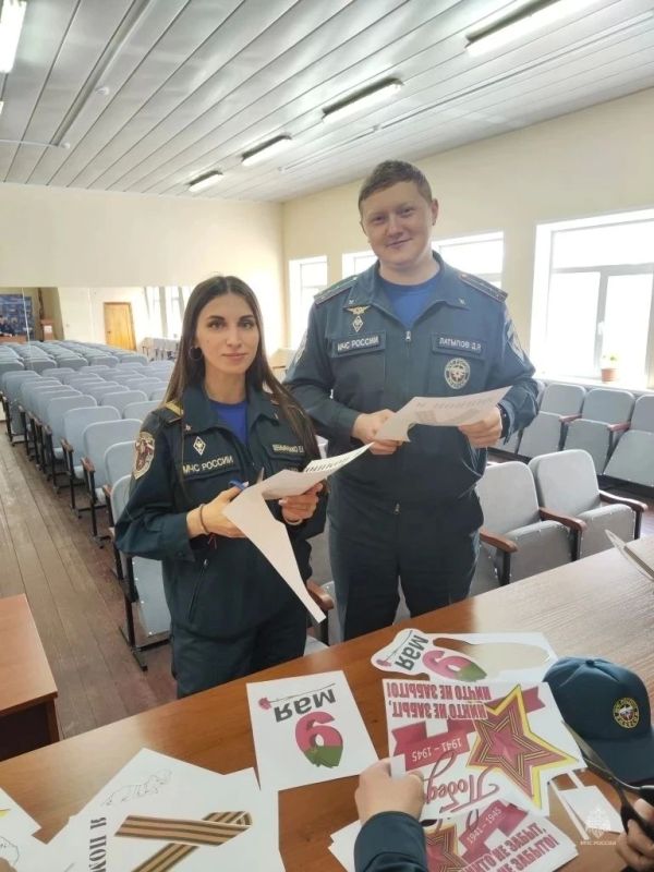 Молодёжный совет Специального управления № 103 и сотрудники 26 пожарно-спасательной части присоединились к акции «Окна Победы» Молодёжный совет Специального управления № 103 и сотрудники 26 пожарно-спасательной части присоединились к акции «Окна Победы»