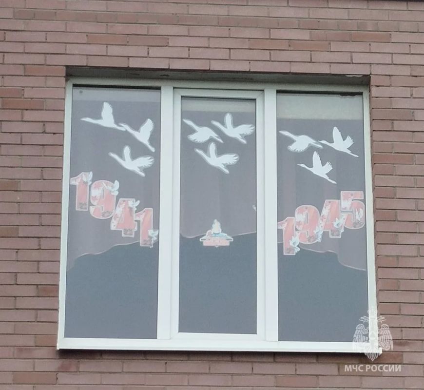 Молодёжный совет Специального управления № 103 и сотрудники 26 пожарно-спасательной части присоединились к акции «Окна Победы» Молодёжный совет Специального управления № 103 и сотрудники 26 пожарно-спасательной части присоединились к акции «Окна Победы»