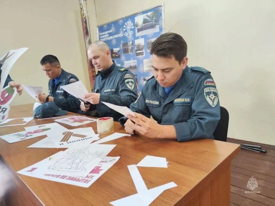 Молодёжный совет Специального управления № 103 и сотрудники 26 пожарно-спасательной части присоединились к акции «Окна Победы» Молодёжный совет Специального управления № 103 и сотрудники 26 пожарно-спасательной части присоединились к акции «Окна Победы»