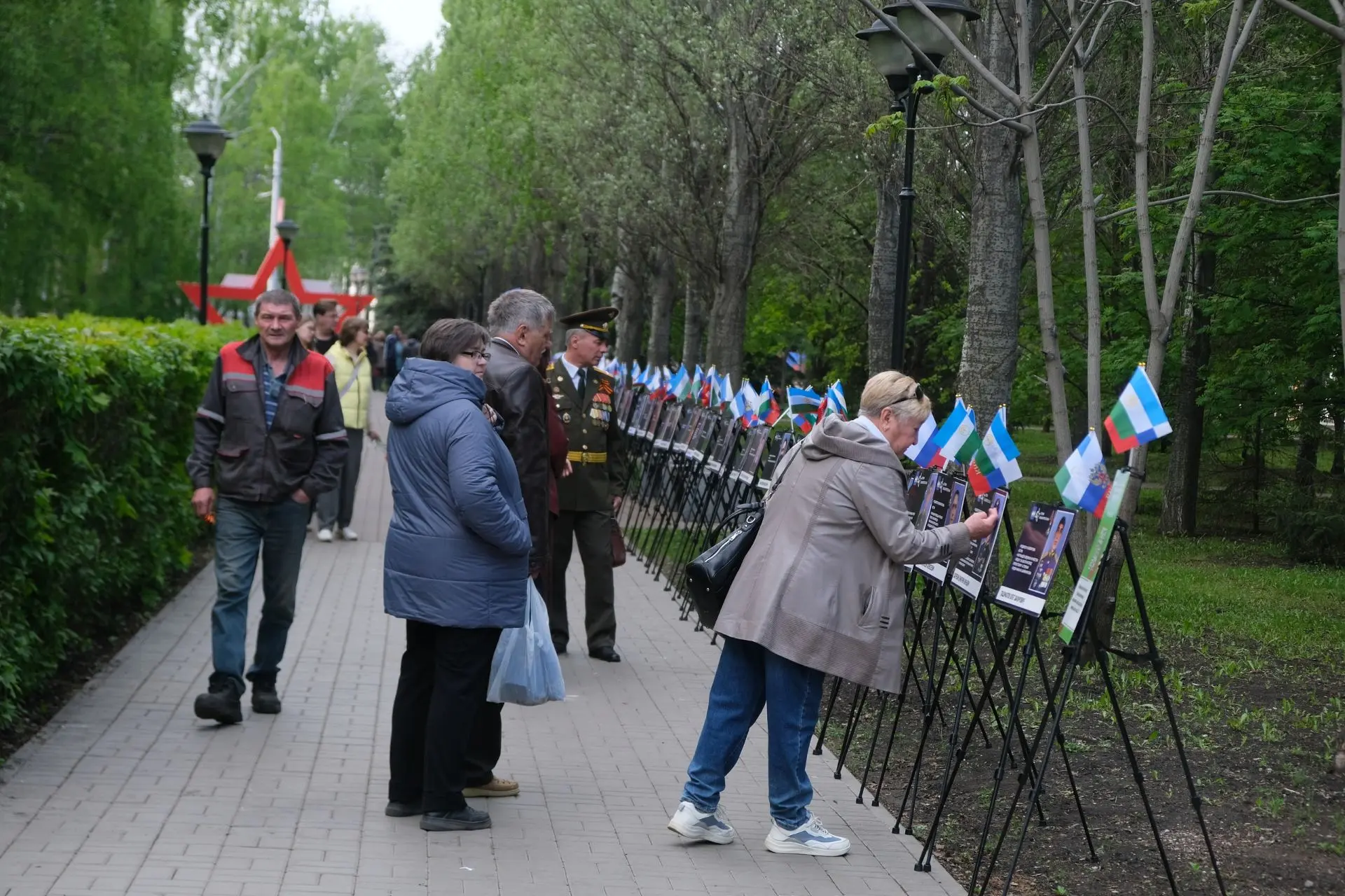 С самого утра в парке Победы развернулись патриотические площадки С самого утра в парке Победы развернулись патриотические площадки