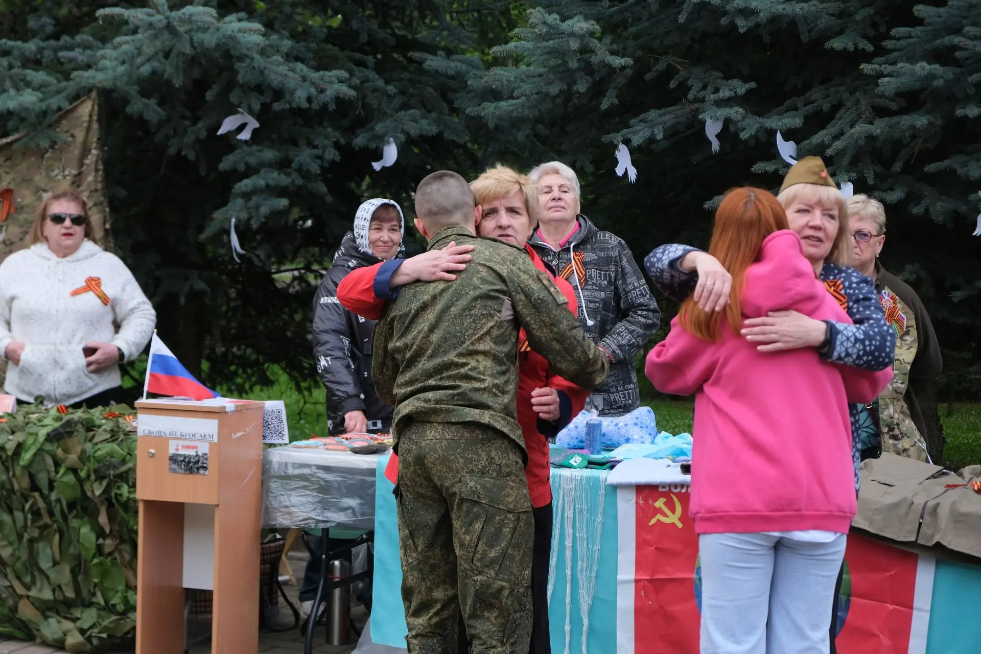 С самого утра в парке Победы развернулись патриотические площадки С самого утра в парке Победы развернулись патриотические площадки