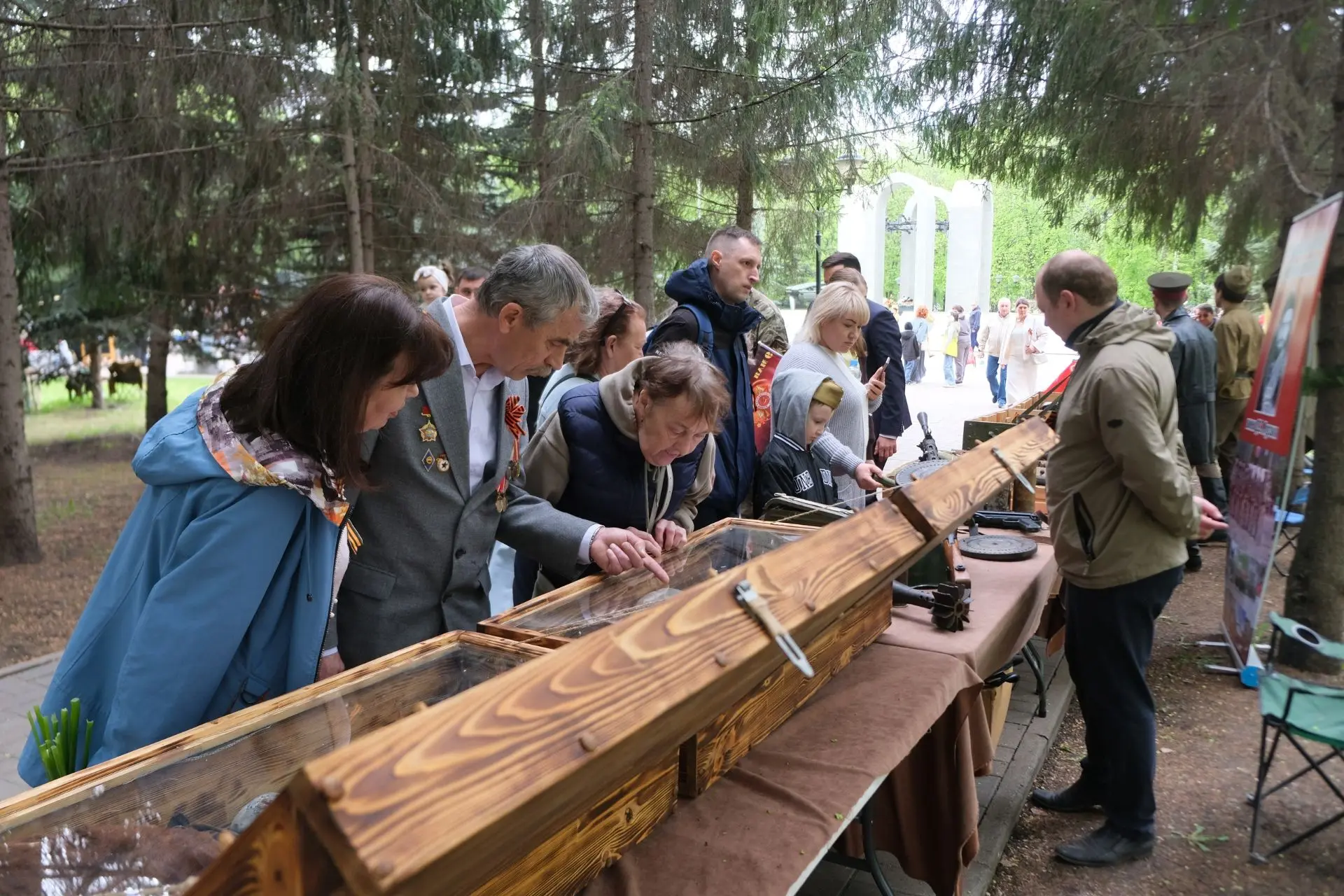 С самого утра в парке Победы развернулись патриотические площадки С самого утра в парке Победы развернулись патриотические площадки