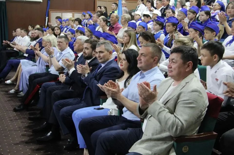 Поздравляю наших юных инспекторов движения с успешным завершением конкурса! Поздравляю наших юных инспекторов движения с успешным завершением конкурса!