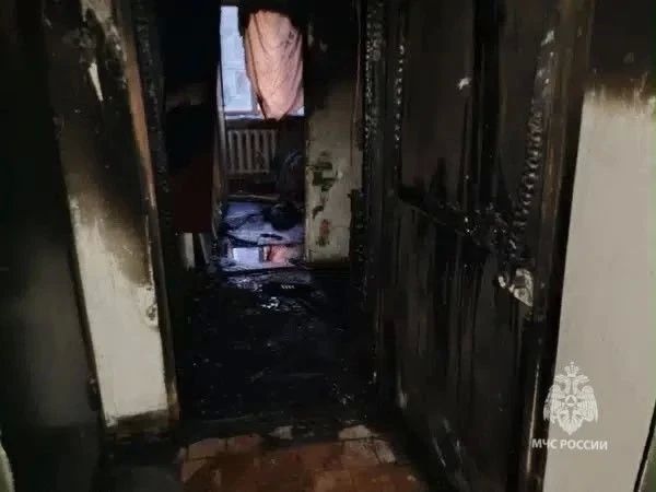В однокомнатной квартире загорелось домашнее имущество