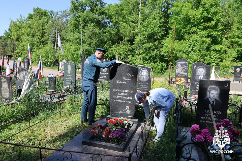 Представители Молодёжного совета Главного управления МЧС России по Республике Башкортостан совместно с руководством Главного управления и ветеранами Башкирского республиканского совета ветеранов МЧС России организовали... Представители Молодёжного совета Главного управления МЧС России по Республике Башкортостан совместно с руководством Главного управления и ветеранами Башкирского республиканского совета ветеранов МЧС России организовали...