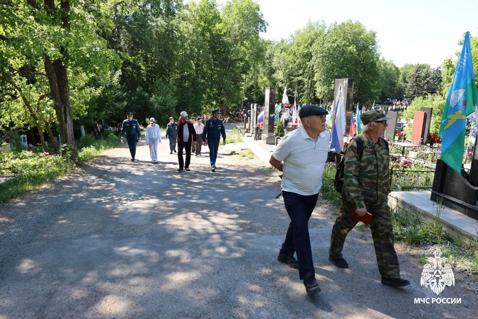 Представители Молодёжного совета Главного управления МЧС России по Республике Башкортостан совместно с руководством Главного управления и ветеранами Башкирского республиканского совета ветеранов МЧС России организовали... Представители Молодёжного совета Главного управления МЧС России по Республике Башкортостан совместно с руководством Главного управления и ветеранами Башкирского республиканского совета ветеранов МЧС России организовали...