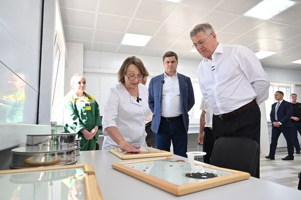 22 мая во время рабочей поездки в Кармаскалинский район Глава Башкортостана Радий Хабиров посетил площадку селекционно-семеноводческого центра сельхозпредприятия «Урожай» (входит в Группу компаний «Урожай») 22 мая во время рабочей поездки в Кармаскалинский район Глава Башкортостана Радий Хабиров посетил площадку селекционно-семеноводческого центра сельхозпредприятия «Урожай» (входит в Группу компаний «Урожай»)