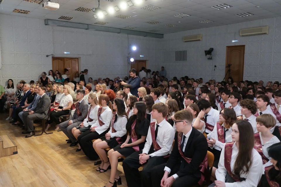 В школах Стерлитамака звенят «Последние звонки» В школах Стерлитамака звенят «Последние звонки»