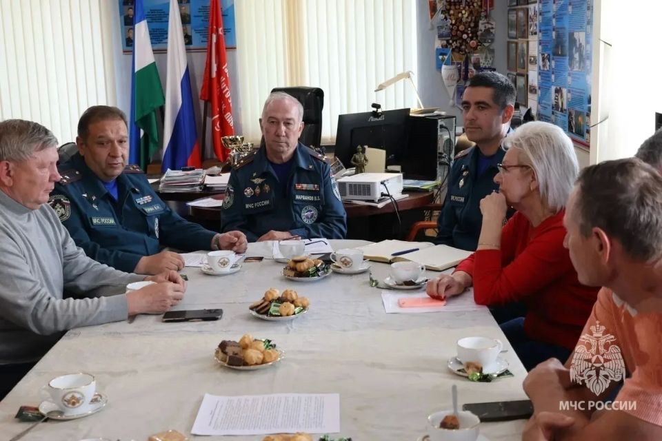 Начальник Главного управления МЧС России по Республике Башкортостан Владимир Горин встретился с вновь избранным составом Президиума Башкирского республиканского Совета ветеранов МЧС России Начальник Главного управления МЧС России по Республике Башкортостан Владимир Горин встретился с вновь избранным составом Президиума Башкирского республиканского Совета ветеранов МЧС России