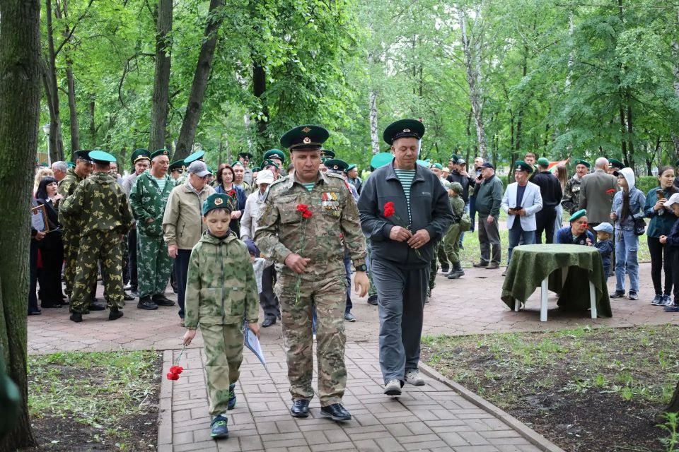 День пограничника. 28 мая в России отмечается День пограничника. Именно в этот день в 1918 году была учреждена Пограничная охрана РСФСР День пограничника. 28 мая в России отмечается День пограничника. Именно в этот день в 1918 году была учреждена Пограничная охрана РСФСР